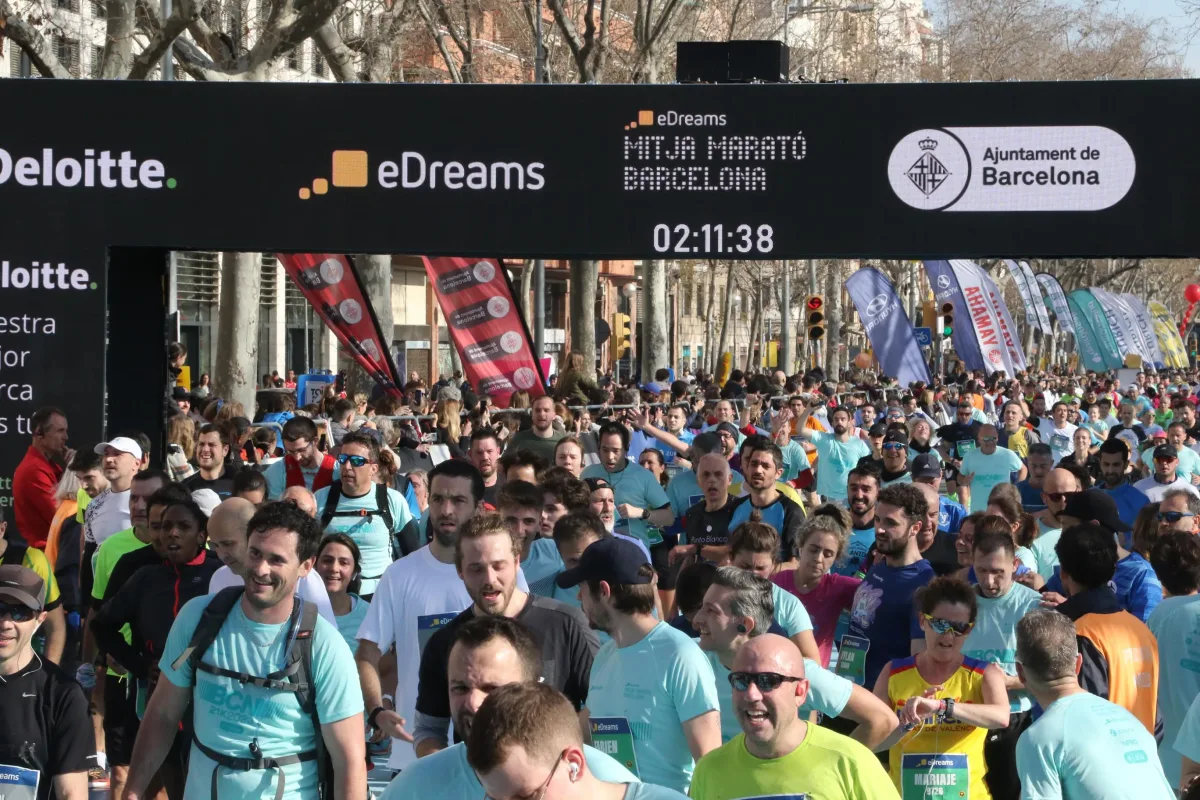 Crossing the finish of the eDreams Mitja Marató Barcelona 2023
